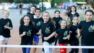 El grupo kids de NA Running entrena en paralelo a los adultos en los Bosques de Palermo