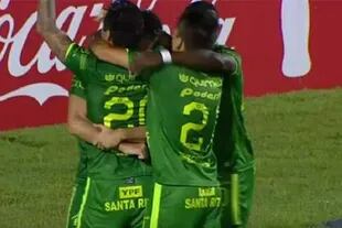 El festejo de Sarmiento en el gol de Bueno