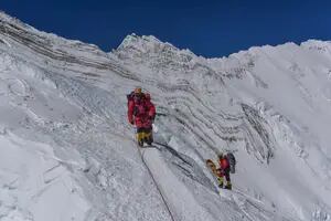 El argentino que escaló 13 veces el Everest quedó gravemente herido en una avalancha