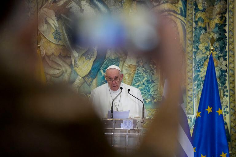 El Papa Francisco pronuncia su discurso durante una reunión con las autoridades en el Palacio Presidencial, en Atenas.