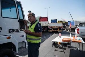 La fuerte advertencia de Boric a los camioneros por un paro que genera problemas de abastecimiento
