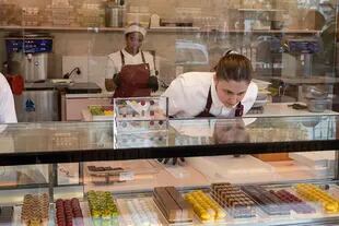 Betular tiene quince variedades de bombones, que son elaborados a la vista; en esta foto los supervisa la chef pastelera, y exparticipante de Bake Off, Julia Debicki