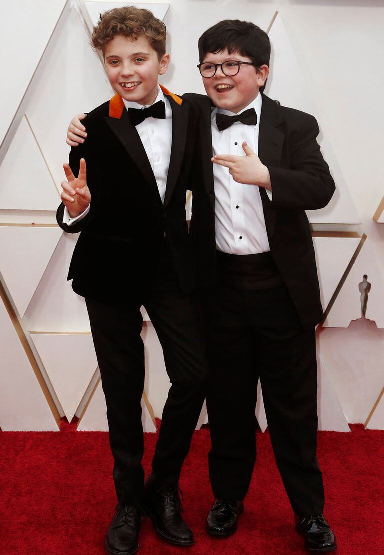 Roman Griffin Davis y Archie Yates, de Jojo Rabbit, en la alfombra roja durante la llegada de los Oscar