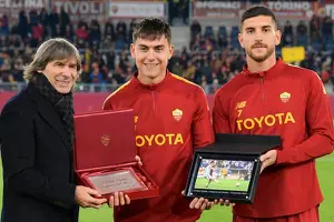 La Joya sigue de festejo. Homenaje de Roma a Dybala con plaqueta y foto, golazo y clasificación