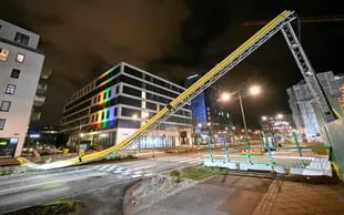 Un portal de cable con líneas eléctricas a un sitio de construcción se derrumbó en el centro de Malmo en la noche del 29 de enero de 2022 gracias a la tormenta Malik