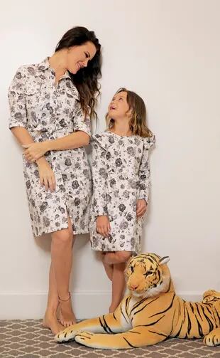 Madre e hija, vestidas con la misma estampa, se suman a la tendencia twinning.