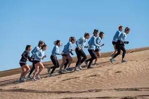 El exigente entrenamiento de Las Leonas en los médanos para los Juegos Olímpicos