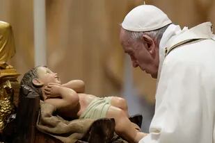 En la misa de Nochebuena, el Papa llamó a recordar que los pobres son los que más se parecen a Jesús