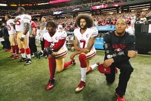 En 2016, el jugador de fútbol americano Colin Kaepernick (7) implementó el gesto que hoy simboliza la lucha de los afroamericanos