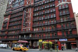 Nueva York: el hotel de Bob Dylan y Mark Twain que ahora es un campo de batalla