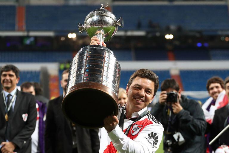 Gallardo, exultante, levanta la Copa Libertadores que su River le ganó a Boca en Madrid, en 2018