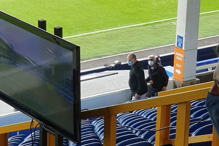 Marcelo Bielsa, con su colaborador chileno Gabriel Aravena, presenció este domingo el partido entre Everton y Bournemouth