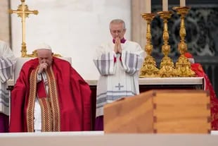 El papa Francisco durante el funeral de Benedicto XVI
