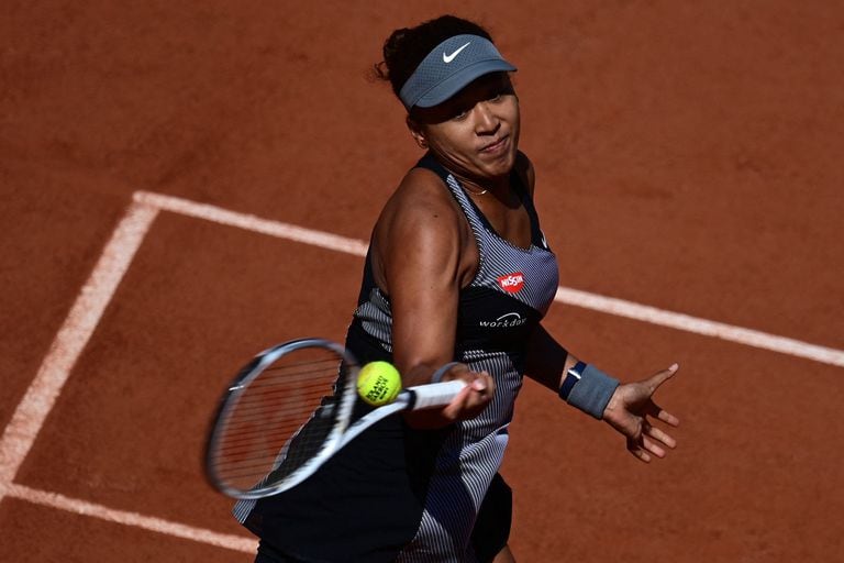 Naomi Osaka durante le partido con Patricia Maria Tig en Roland Garros