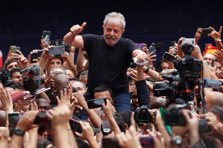En esta foto de archivo tomada el 9 de noviembre de 2019, el ex presidente brasileño Luiz Inácio Lula da Silva aparece entre una multitud durante una reunión frente al edificio del sindicato de trabajadores metalúrgicos en Sao Bernardo do Campo, Brasil