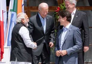 El presidente de Estados Unidos, Joe Biden, habla con el primer ministro canadiense, Justin Trudeau, y el primer ministro indio, Narendra Modi.