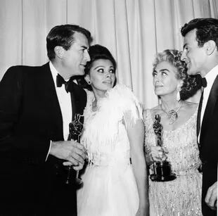 Gregory Peck, Sophia Loren, Joan Crawford y Maximilian Schell posan juntos tras la la ceremonia de entrega de los Oscar de 1963. Joan recibió el premio a Mejor Actriz en nombre de la ganadora, Anne Bancroft