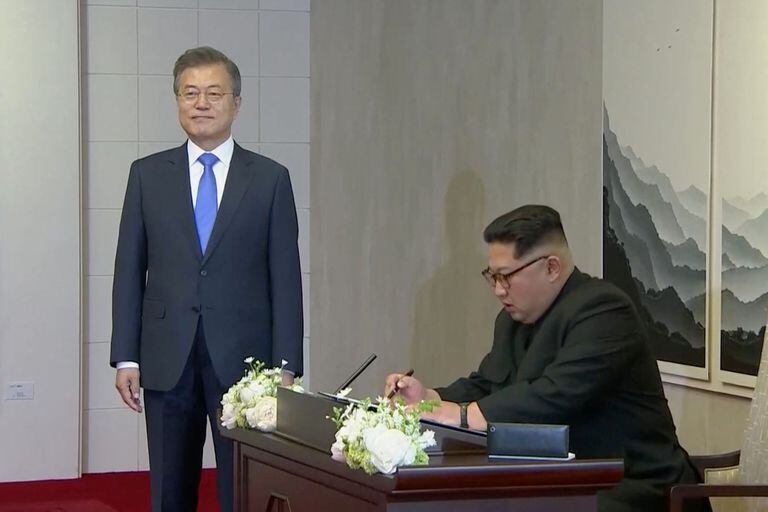 La firma del libro de visitas tuvo un momento de tensión ya que el líder norcoreano se tomó su tiempo para firmarlo