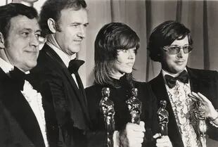 Philip DAntoni (productor de Contacto en Francia), Gene Hackman (ganador como Mejor Actor por Contacto en Francia), Jane Fonda (ganadora como Mejor Actriz por por Klute) y William Friedkin (Mejor Director por Contacto en Francia) en la entrega de los Oscars.