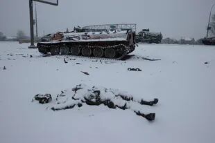 El cuerpo de un soldado ruso yace cerca de vehículo luego de un combate con fuerzas rusas, el 25 de febrero de 2022