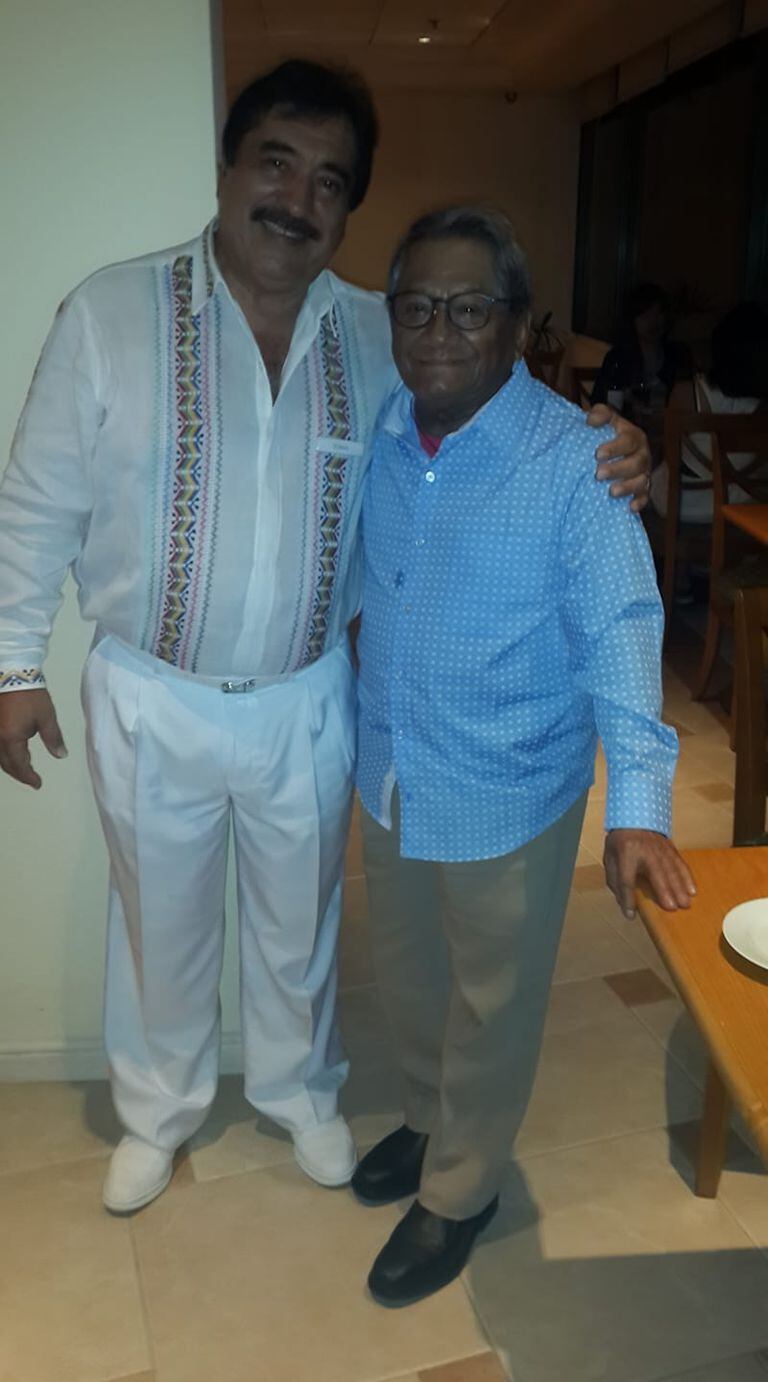 Junto con Armando Manzanero. Tomasito tocó el arpa durante 35 años en el Hotel Internacional (ahora Meliá), que está adentro del parque nacional