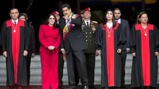 Foto de archivo del 15 de enero de 2017. Nicolás Maduro, habla con la primera dama Cilia Flores a su llegada a la Corte Suprema de Justicia, antes de entregar su declaración de estado en Caracas, Venezuela