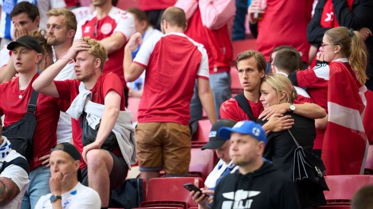 El desplome de Eriksen causó conmoción en el estadio.