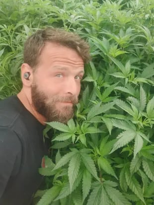 Matías Litvak , el argentino que trabaja como cultivador profesional de cannabis en Israel.
