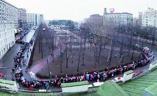 La gente comenzó a formarse a las 4 de la madrugada del 31 de enero de 1990. La cola dió una vuelta completa a la plaza de Pushkin, que está frente al local.