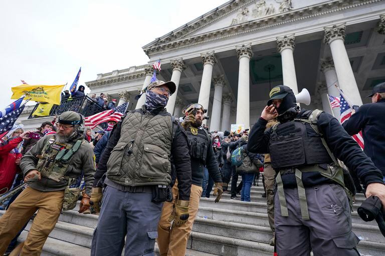 Miembros de los Oath Keepers fotografiados frente al edificio del Congreso el 6 de enero del 2021, en que una turba tomó por asalto el Capitolio (AP Photo/Manuel Balce Ceneta, File)