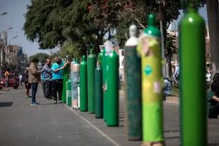 Larga espera para el rellenado de tubos de oxígeno en Lima