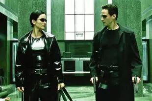 Carrie-Anne Moss y Keanu Reeves interpretan a Trinity y Neo en el filme de finales de los 90