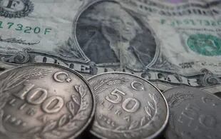 La lira turca perdió el 30% de su valor en un mes