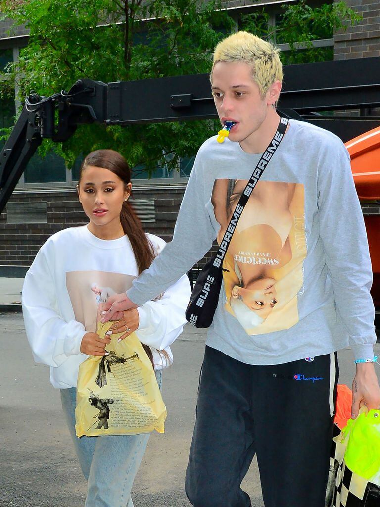 ¡Insparables! Ariana Grande y Pete Davidson - quien luce un sweater con la foto de la tapa del nuevo disco de su novia, Sweetener - paseando juntos