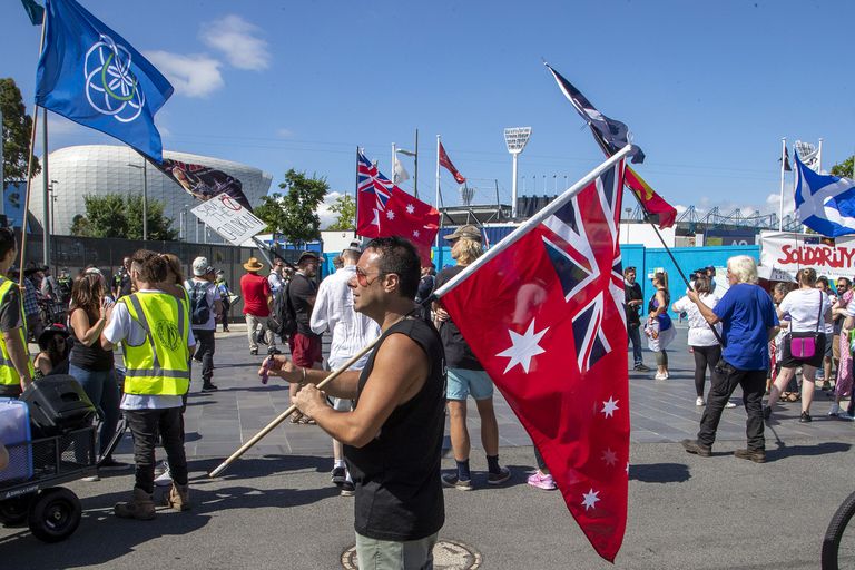 Manifestantes antivacunas se concentraron fuera del Melbourne Park, después de que Djokovic fue detenido en un hotel de inmigrantes en Melbourne