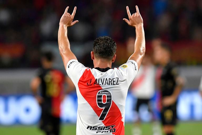 Julián Álvarez de River Plate celebra tras anotar el primer gol de su equipo durante el Trofeo de Campeones 2021 entre River Plate y Colón