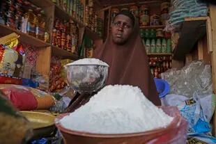 Una vendedora de harina de trigo en el mercado de Hamar-Weyne, en Mogadiscio, capital de Somalia (AP Foto/Farah Abdi Warsameh, Archivo)