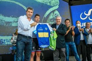 Sergio Uñac, gobernador de San Juan, el ciclista Peter Sagan y Jorge Ameal, presidente de Boca
