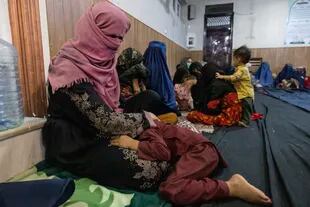 Mujeres y niños afganos desplazados de la ciudad de Kunduz, al norte de Afganistán, en una mezquita que les dio refugio