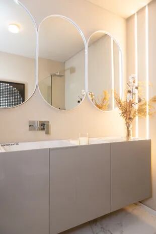 En el espacio de Ideï Arquitectura Rauvisio se luce en el cuarto de baño con el tono cubanite en el revestimiento vertical del mueble bajo la bacha