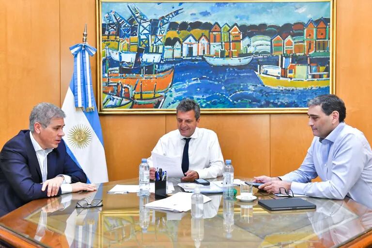 El ministro de Economía, Sergio Massa, mantuvo ayer un encuentro de trabajo con el presidente de YPF, Pablo González, y el CEO de la petrolera, Pablo Luliano