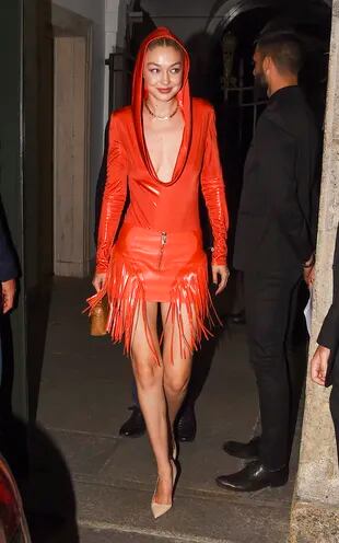 ¿Caperucita? Gigi Hadid en su llegada al desfile de Versace