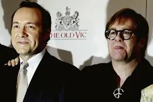 Elton John declaró en el juicio por agresión sexual que se le sigue a Kevin Spacey