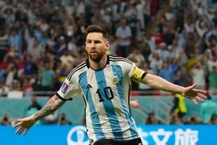 Lionel Messi festeja un gol durante el partido que disputan Argentina y Australia, por los octavos de final de la Copa del Mundo Qatar 2022 en el estadio Ahmed bin Ali, Umm Al Afaei, Qatar, el 4 de diciembre de 2022.