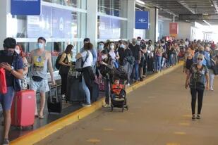 En el acceso de Aeroparque, agentes policiales pedían a los pasajeros los tickets de embarque