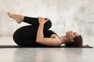 Flexión de piernas hacia el pecho acompañado de un leve movimiento 