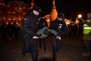 Agentes de policía detienen a un hombre durante una protesta contra la invasión rusa de Ucrania en el centro de Moscú el 2 de marzo de 2022.