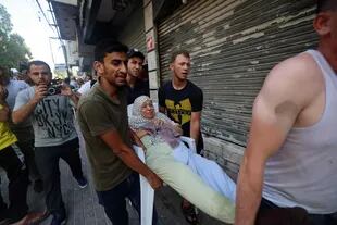 Una palestina herida es trasladada en la Ciudad de Gaza. (Photo by Mohammed ABED / AFP)