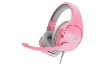 La vie en rose. Los auriculares Cloud Stinger de HyperX tienen  almohadillas giratorias, un micrófono que al girarse se silencia y  control de volumen en los audífonos. Además, ofrecen este llamativo modelo, llamado, obviamente, Pink (desde $7070).