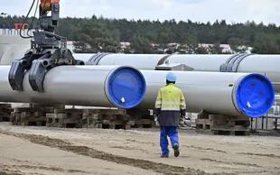 Un operario trabajando en la obra del gasoducto Nord Stream 2 en Lubmin, al noreste de Alemania, 2019 (Archivo)